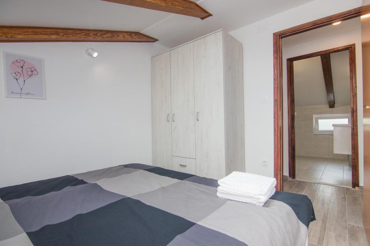 Apartmani Mario Malinska Exterior foto